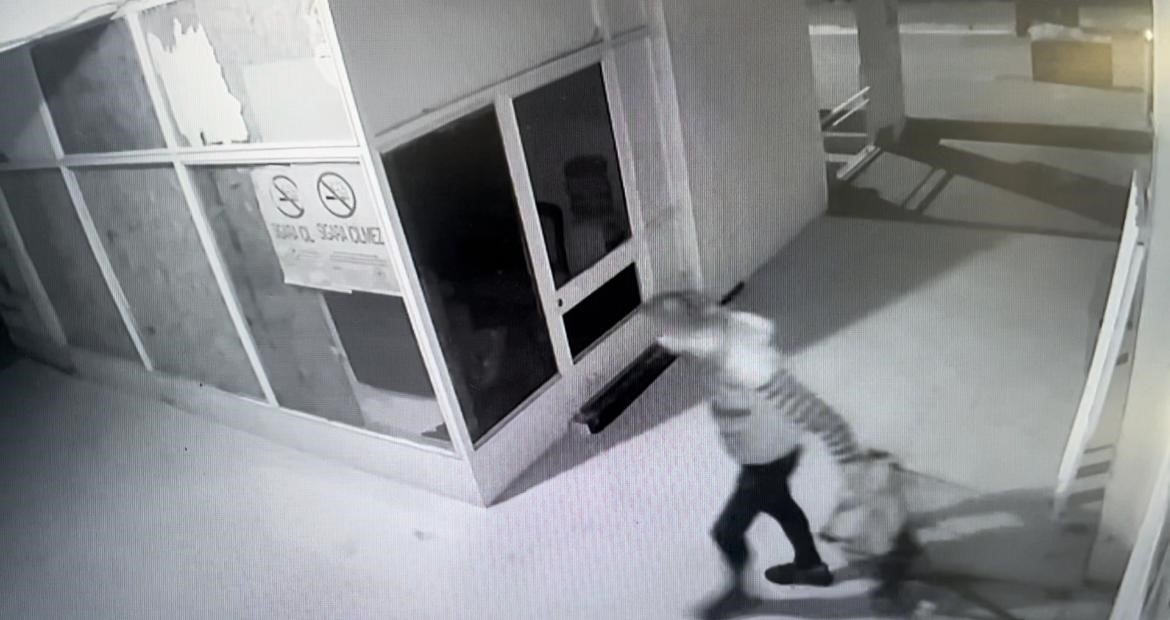 Tencere, tüp, para...Ne bulursa alışveriş sepetine yükleyip böyle kaçtılar