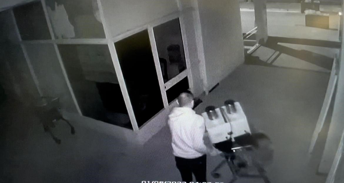 Tencere, tüp, para...Ne bulursa alışveriş sepetine yükleyip böyle kaçtılar