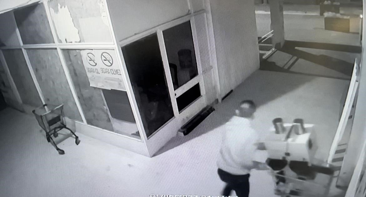 Tencere, tüp, para...Ne bulursa alışveriş sepetine yükleyip böyle kaçtılar