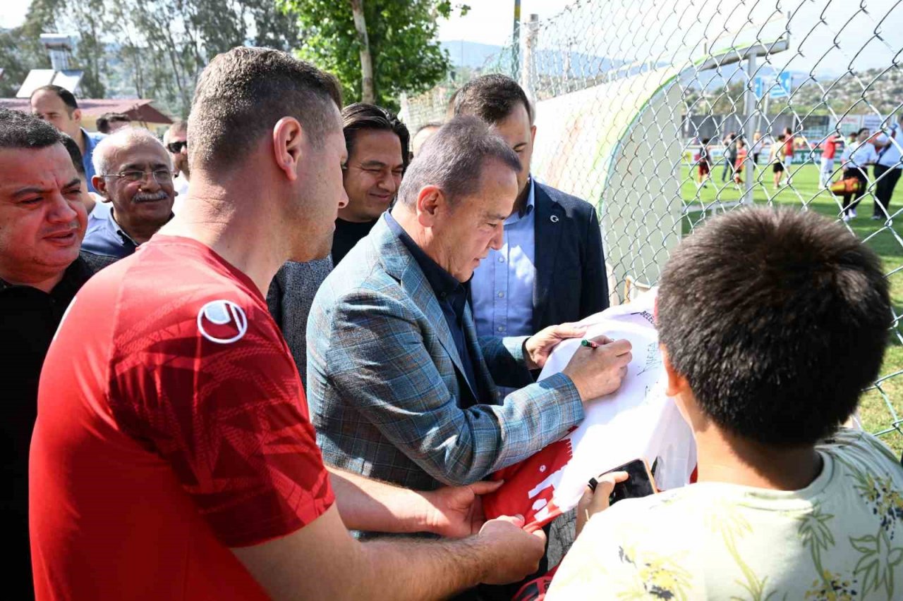 Çiftçi Kupası’nın başlama vuruşunu Başkan Böcek yaptı