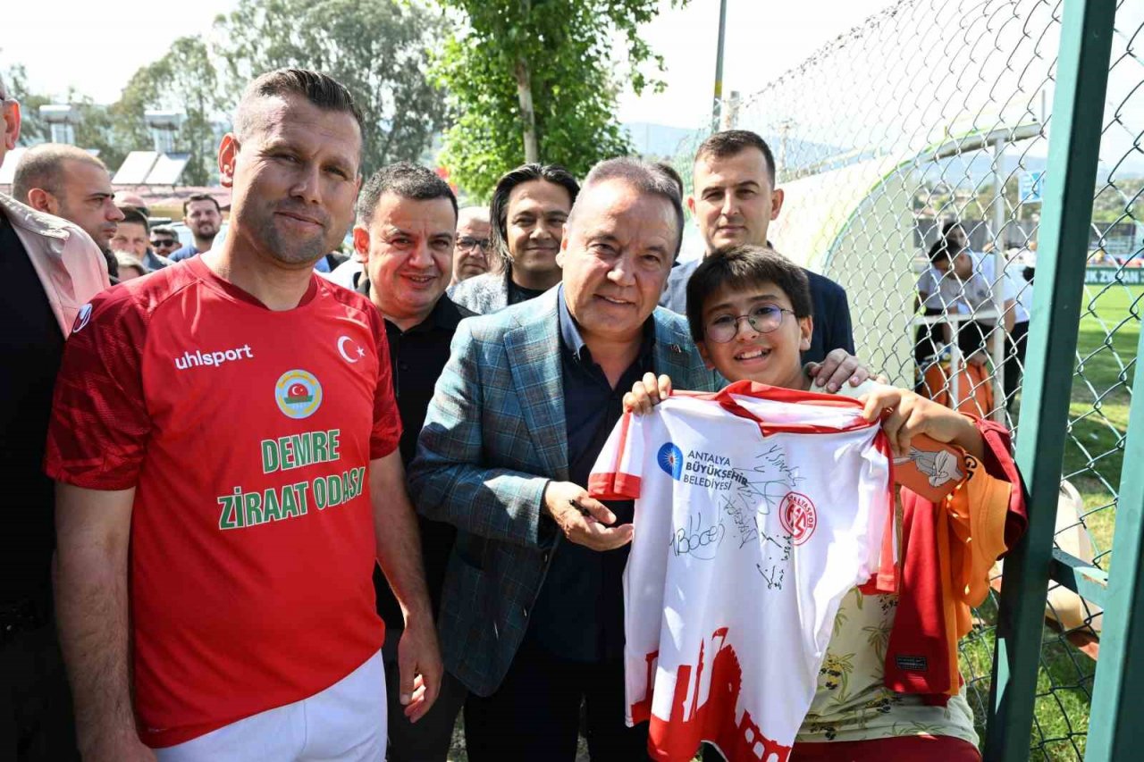 Çiftçi Kupası’nın başlama vuruşunu Başkan Böcek yaptı