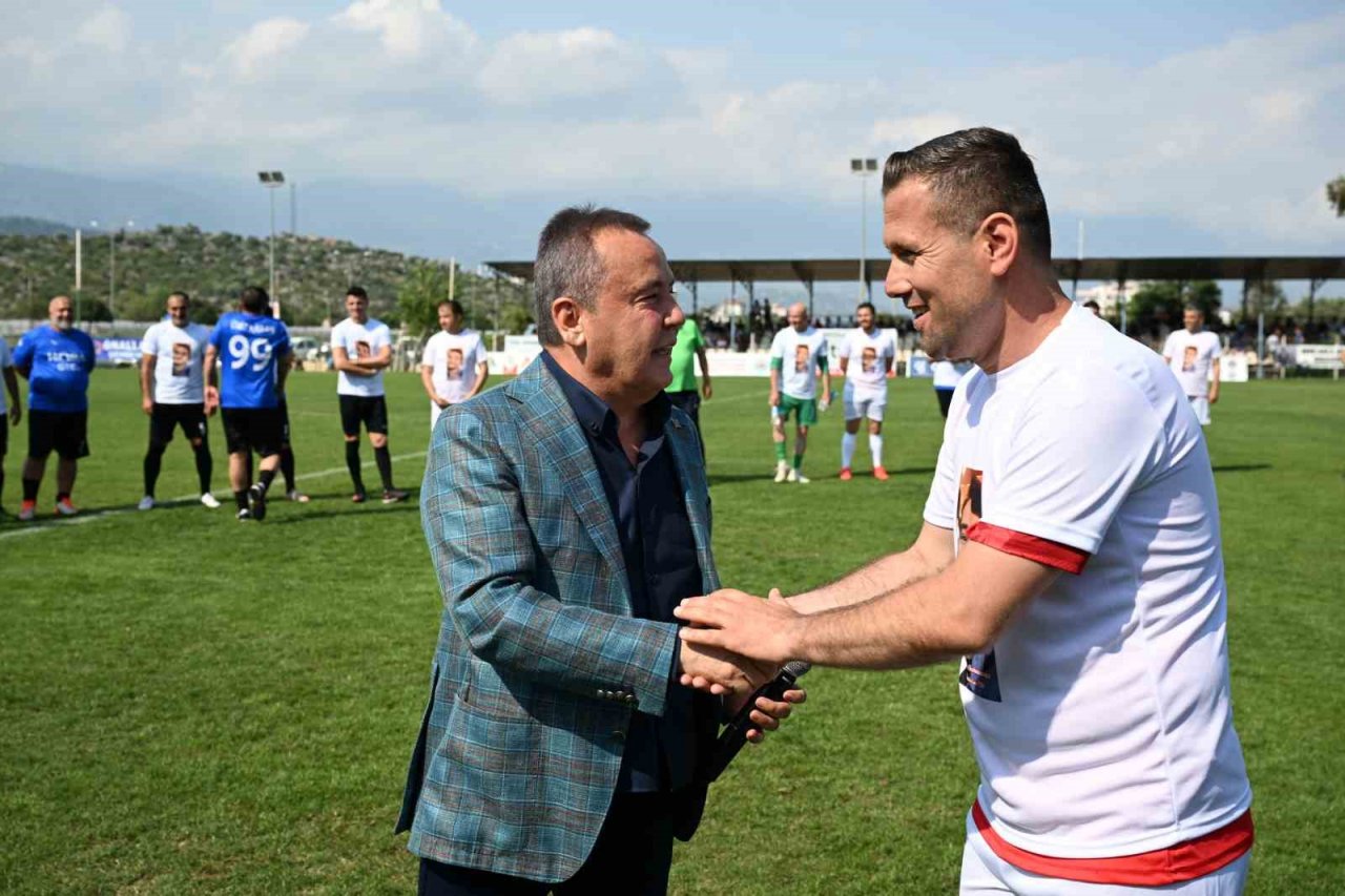 Çiftçi Kupası’nın başlama vuruşunu Başkan Böcek yaptı