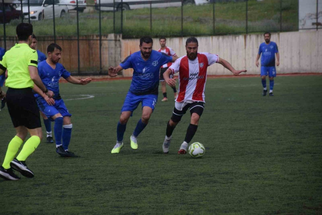 Şampiyon Mavi Siyahlar FK kupasını aldı