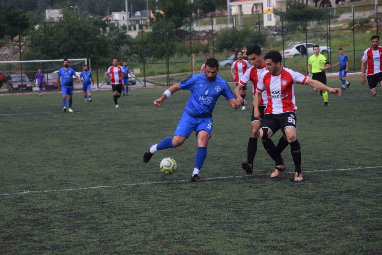 Şampiyon Mavi Siyahlar FK kupasını aldı