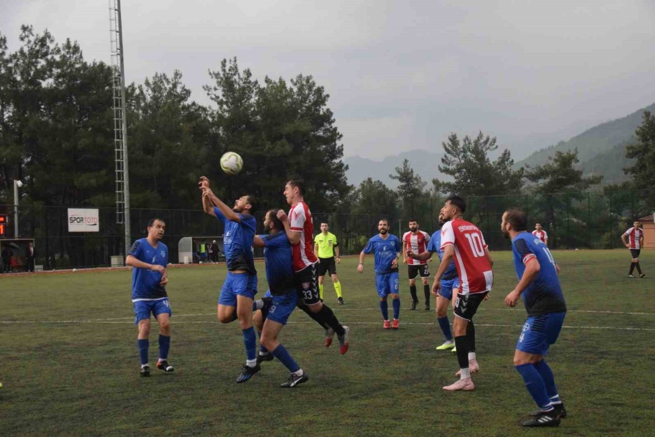 Şampiyon Mavi Siyahlar FK kupasını aldı