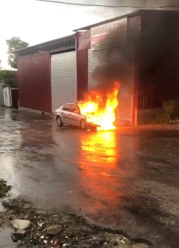 Sanayide park halinde olan araç alev alev yandı