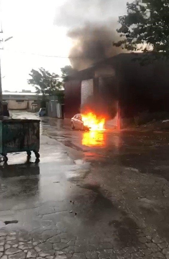Sanayide park halinde olan araç alev alev yandı