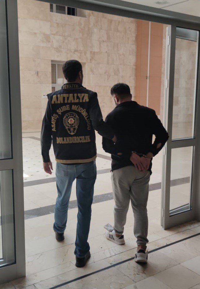 Kendisini polis olarak tanıtıp yabancı uyruklu şahısları 5 milyon TL dolandırdı