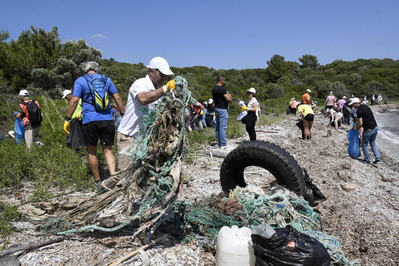 Dünya Çevre Günü’nde Dilek Yarımadası Milli Parkı’nda kıyı temizliği yapıldı