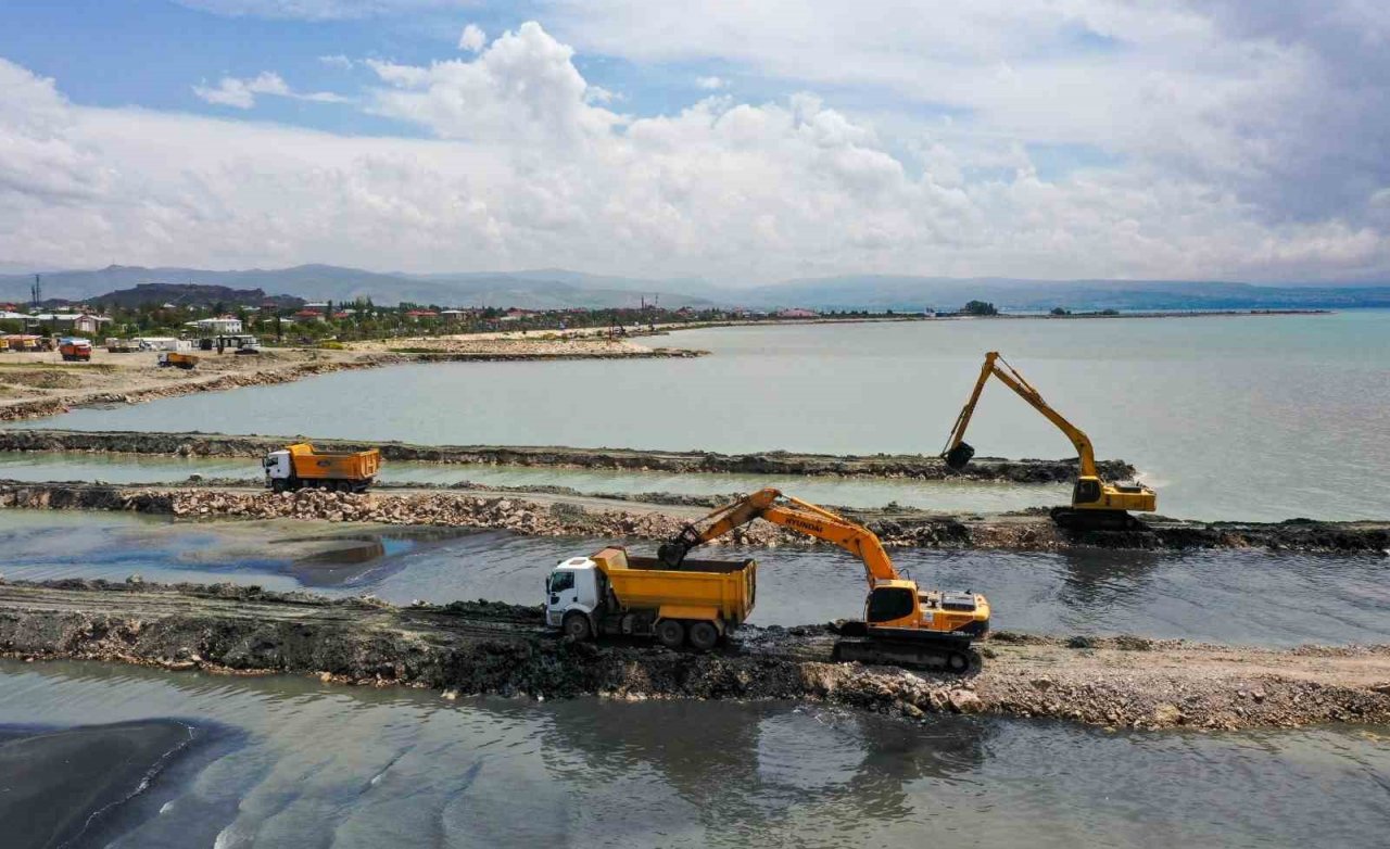 Van Gölü’nden 2 milyon 700 bin metreküp çamur çıkartılacak