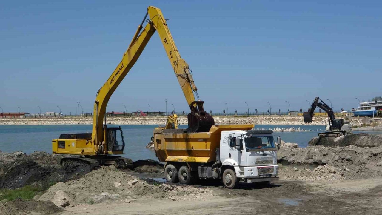Van Gölü’nden 2 milyon 700 bin metreküp çamur çıkartılacak