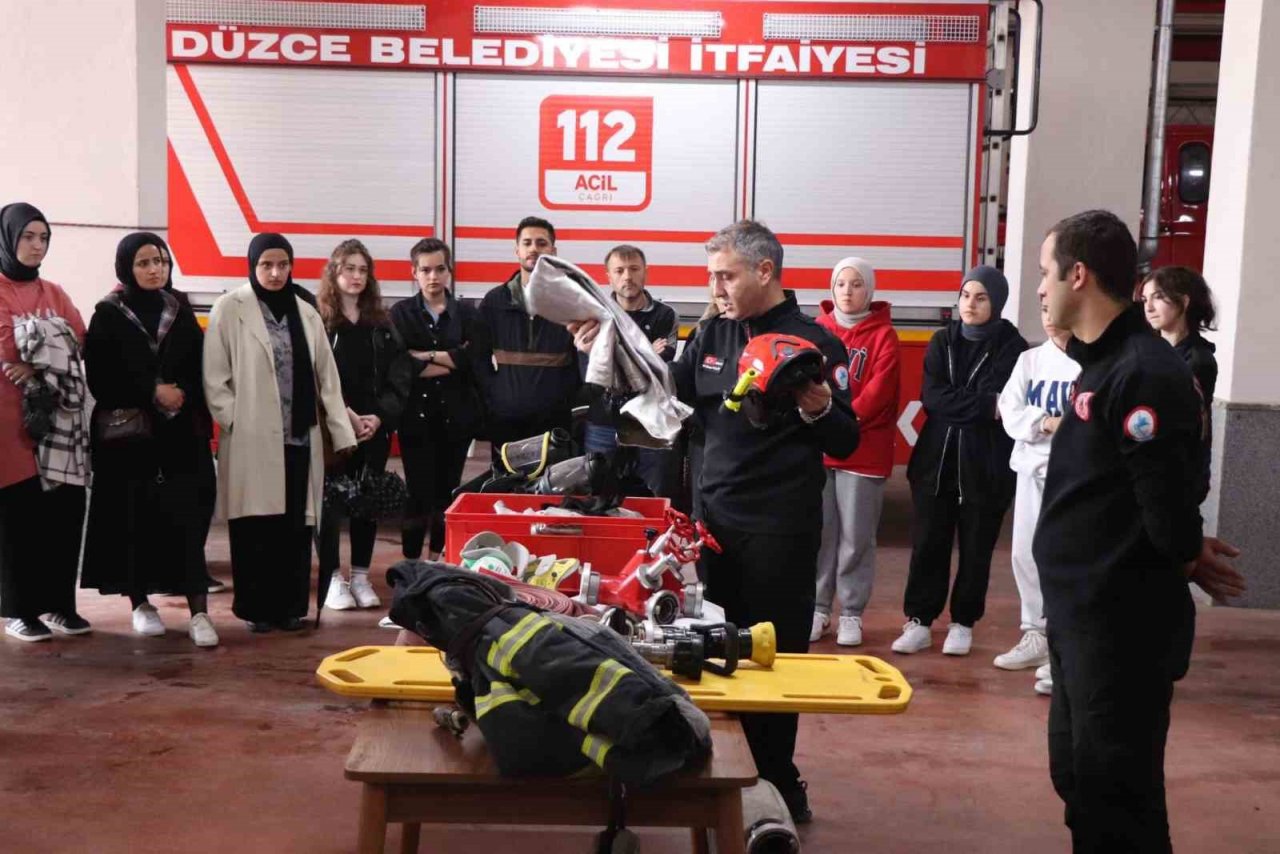 İtfaiyeden gençlere yönelik eğitimler sürüyor
