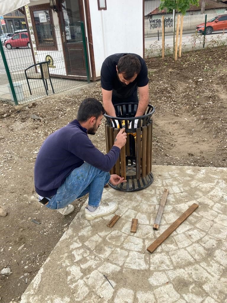 Yeni yapılan parkın bankları bu hale getirdiler