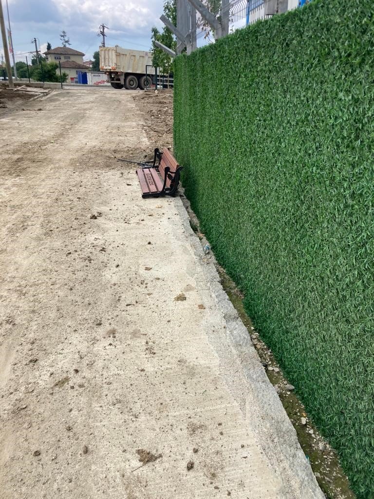 Yeni yapılan parkın bankları bu hale getirdiler