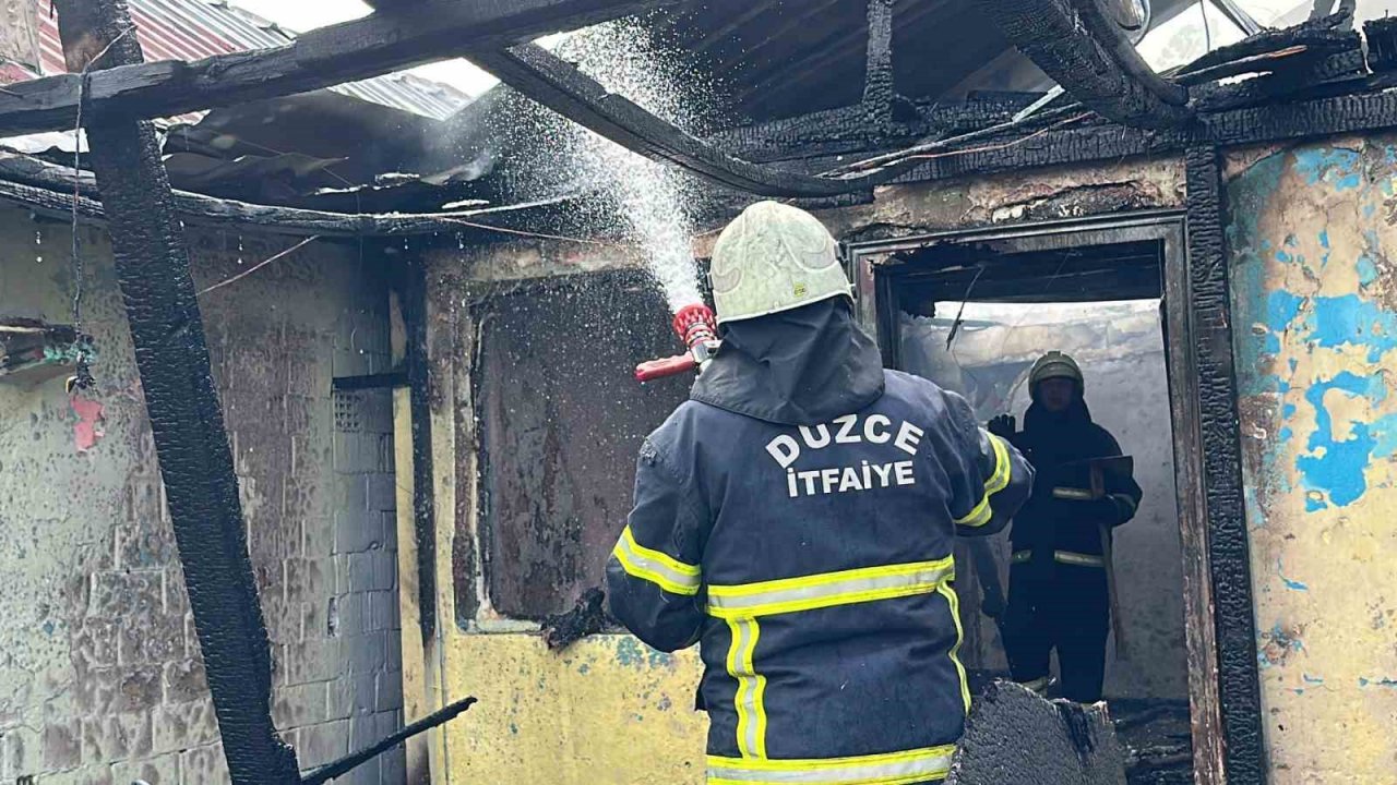 Düzce’de korkutan yangın: 2 ev tamamen 5 ev ise kısmen yandı