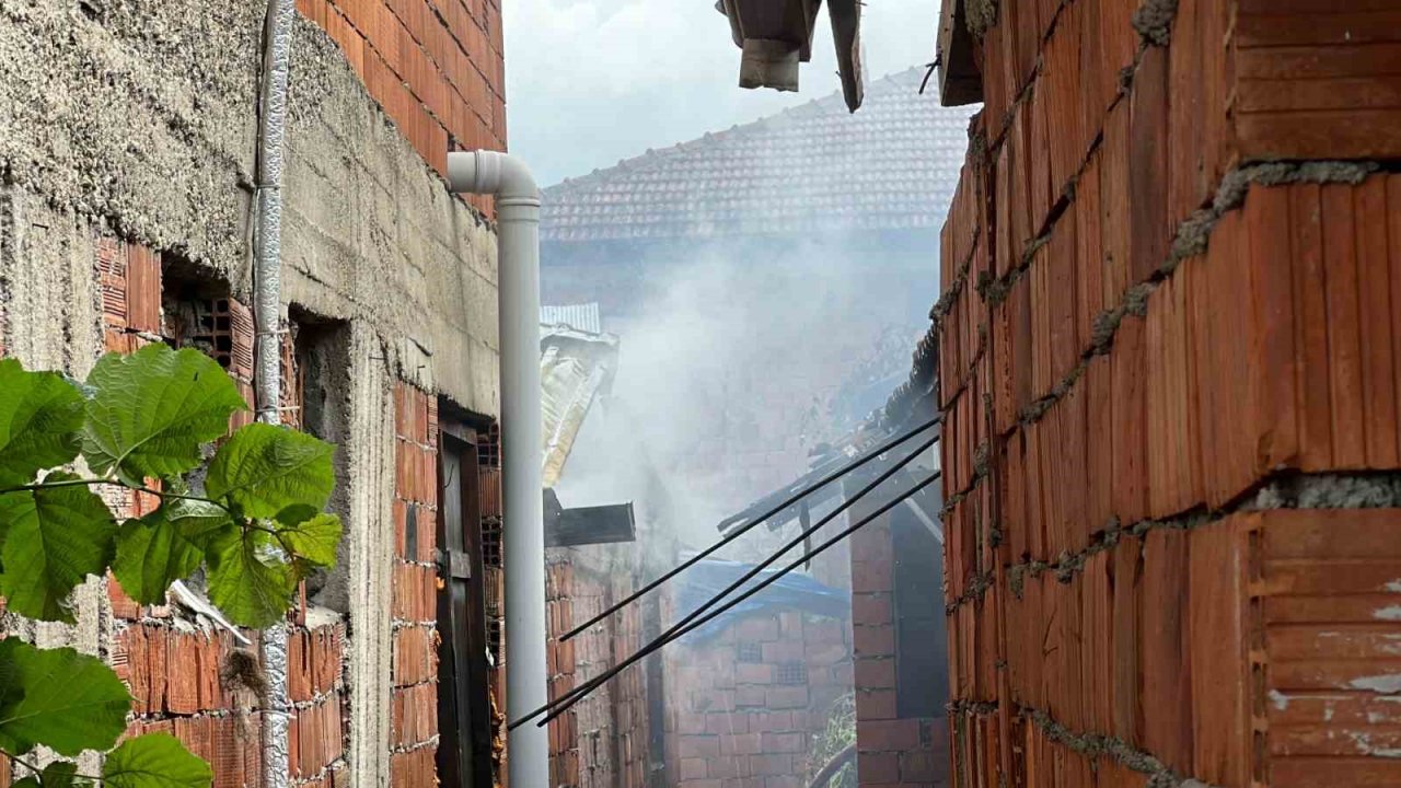 Düzce’de korkutan yangın: 2 ev tamamen 5 ev ise kısmen yandı