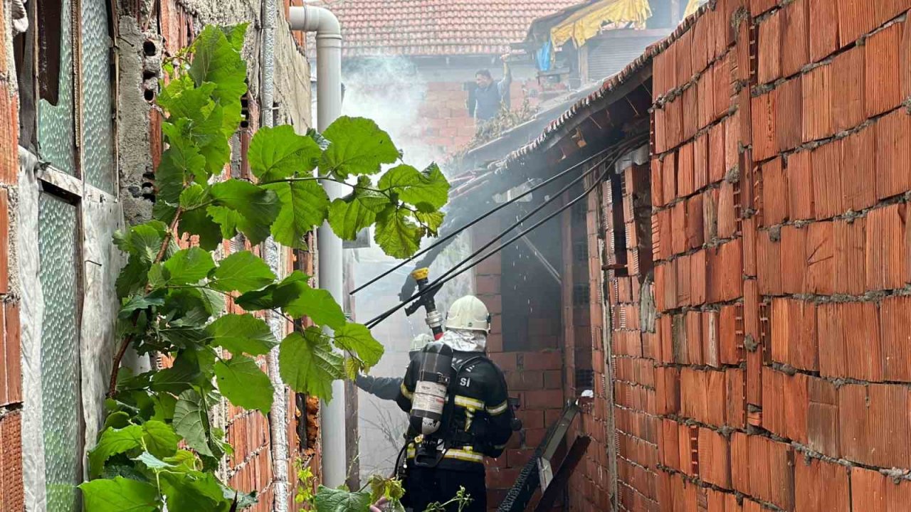 Düzce’de korkutan yangın: 2 ev tamamen 5 ev ise kısmen yandı