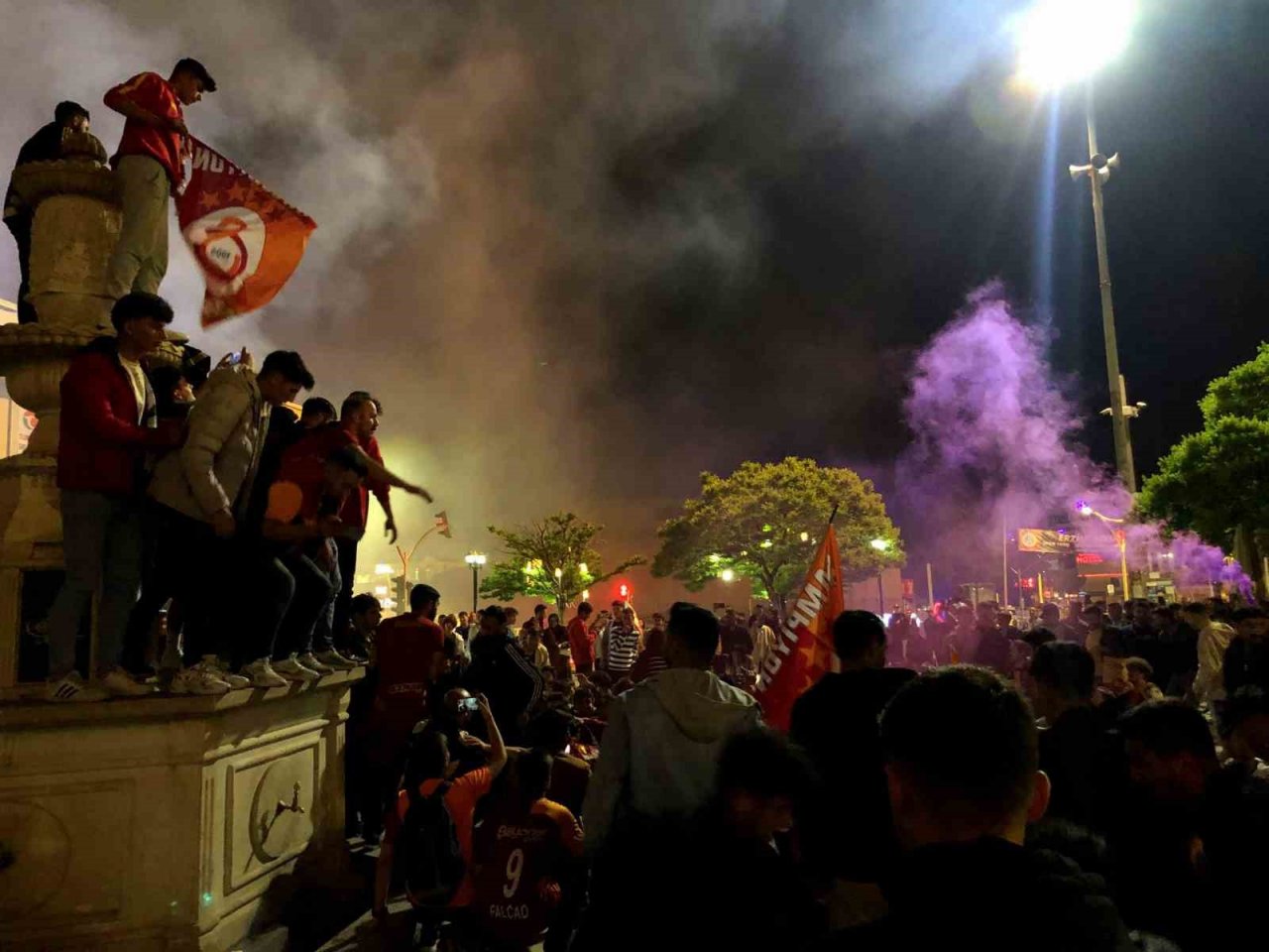 Erzincan’da Galatasaray taraftarları meydanı panayır alanına çevirdi