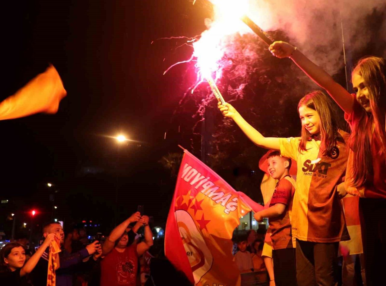 Erzincan’da Galatasaray taraftarları meydanı panayır alanına çevirdi