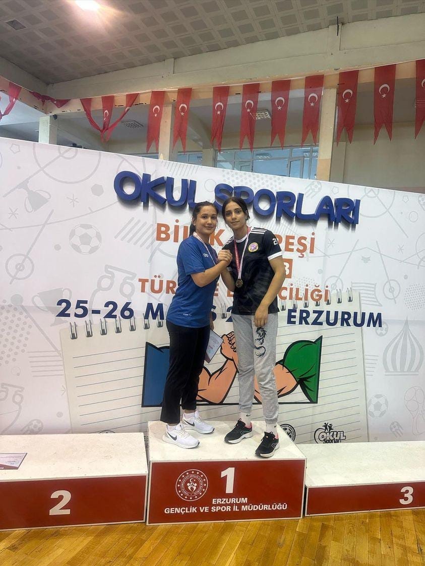 Evindar Demirbağ’dan bilek güreşinde iki madalya