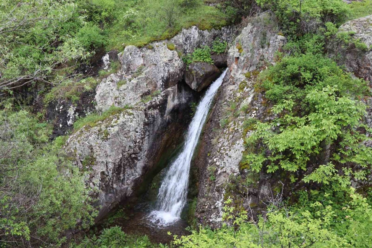 Karnavas şelalesi büyülüyor