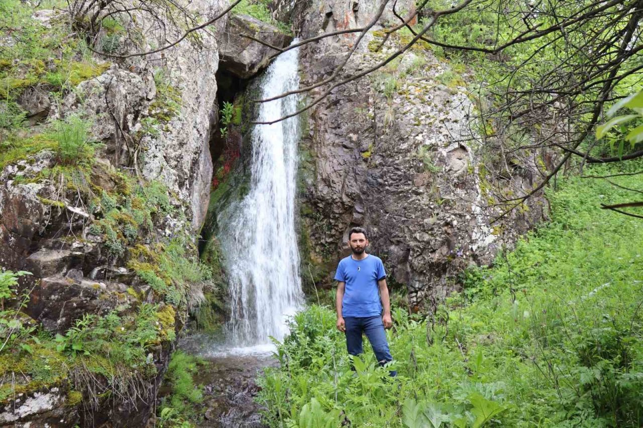 Karnavas şelalesi büyülüyor