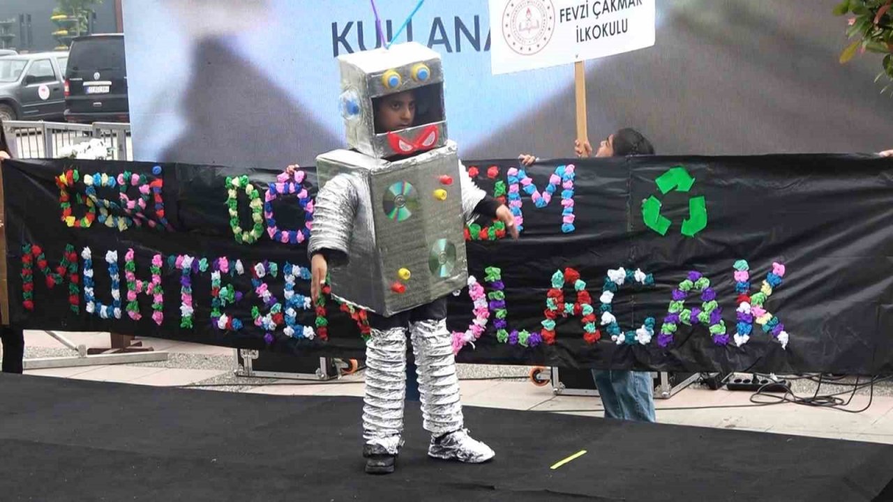 Yalova’da öğrencilerden “Geri Dönüşüm Muhteşem Olacak Defilesi”