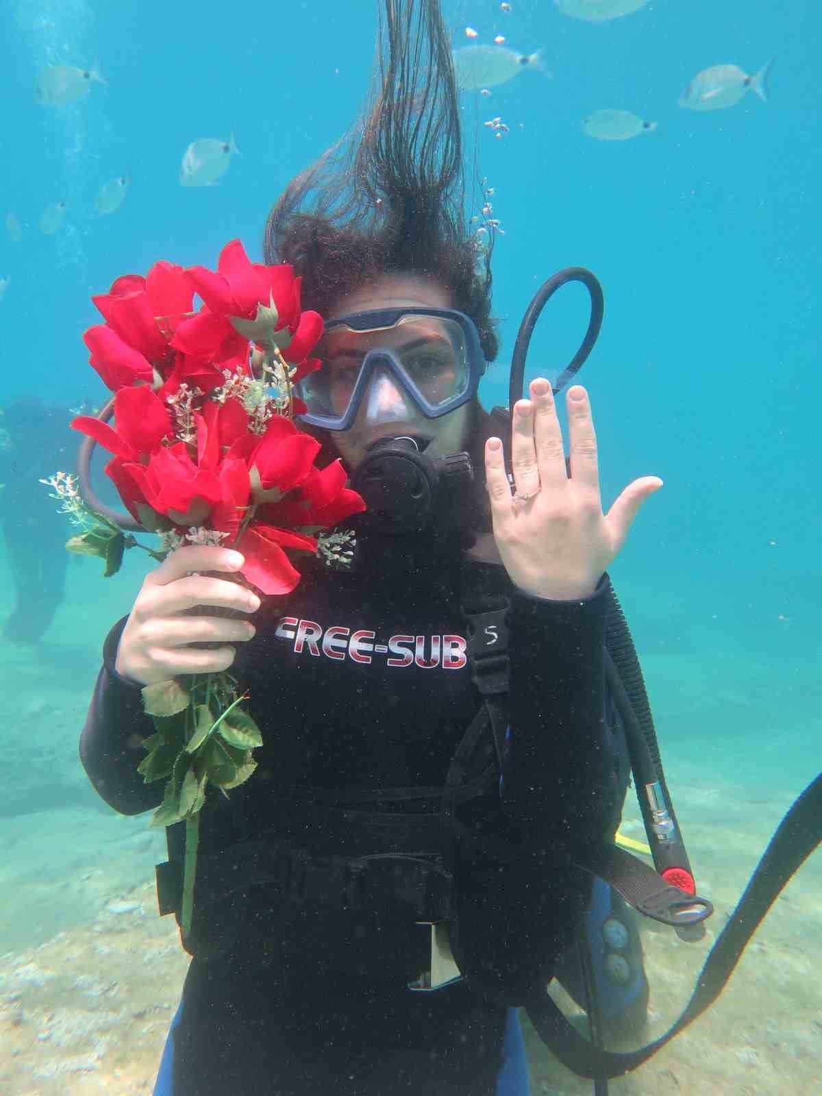 Fethiye’de deniz altında afişli evlilik teklifi