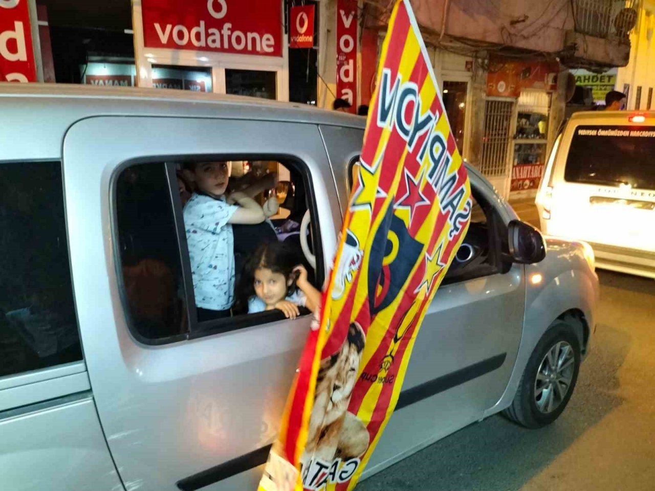 Cizre’deki Galatasaray taraftarları caddeleri panayır alanına çevirdi