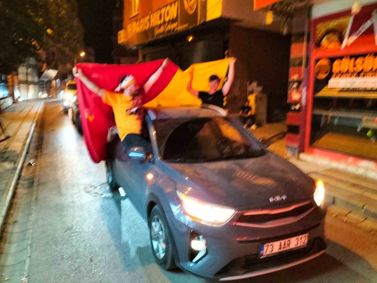 Cizre’deki Galatasaray taraftarları caddeleri panayır alanına çevirdi