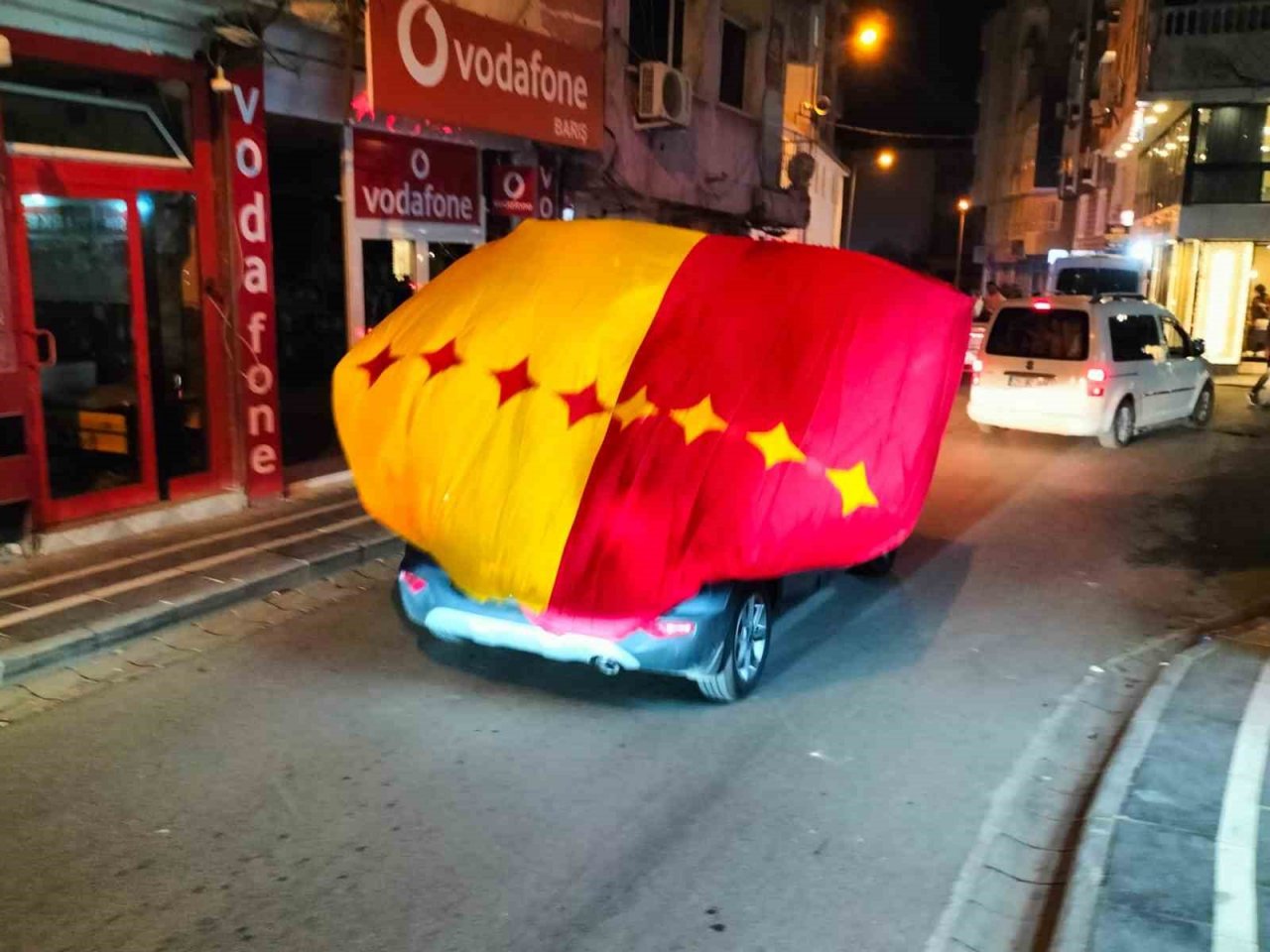 Cizre’deki Galatasaray taraftarları caddeleri panayır alanına çevirdi