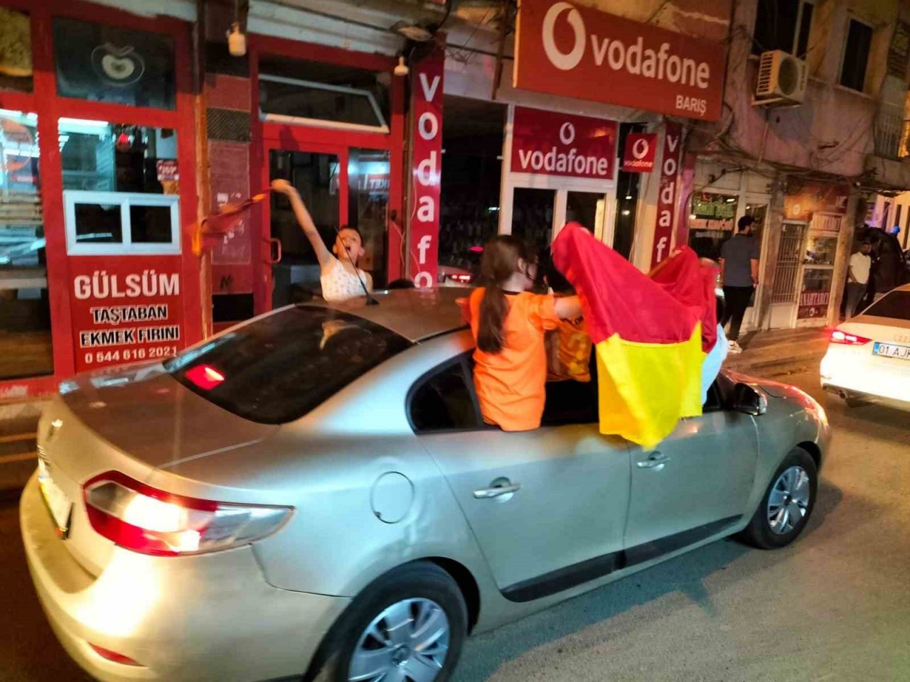 Cizre’deki Galatasaray taraftarları caddeleri panayır alanına çevirdi