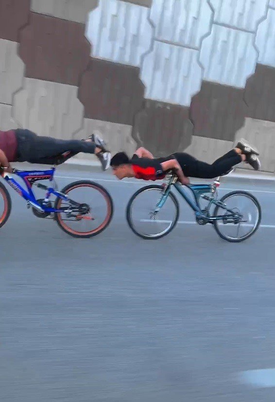 Motosiklet ve bisiklet sürücüleri yürekleri ağza getirdi