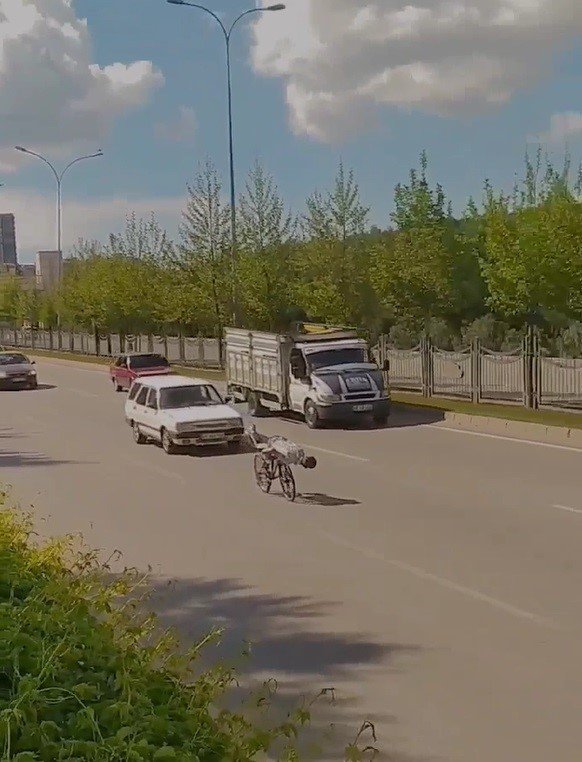 Motosiklet ve bisiklet sürücüleri yürekleri ağza getirdi