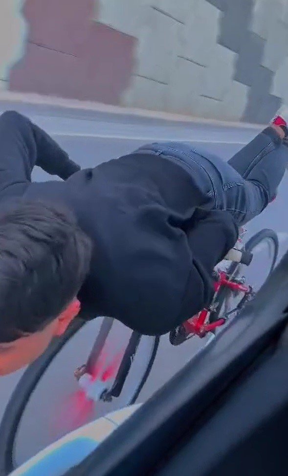 Motosiklet ve bisiklet sürücüleri yürekleri ağza getirdi