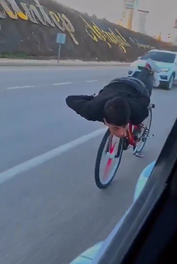 Motosiklet ve bisiklet sürücüleri yürekleri ağza getirdi