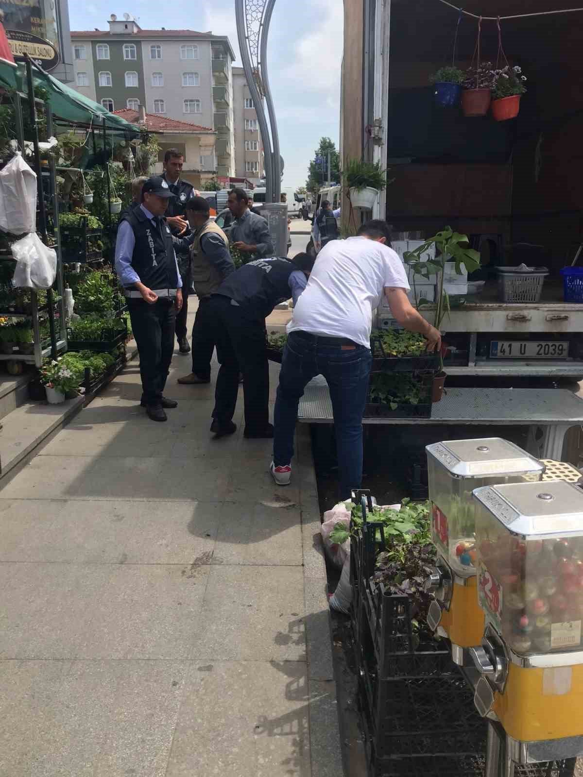 Gebze’de zabıta ekipleri seyyar satıcıları denetliyor