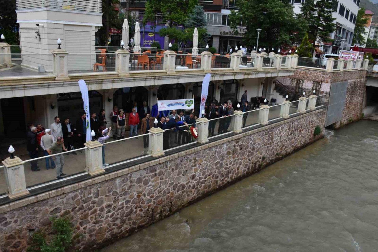 Çevre Haftası’nda depremden etkilenen vatandaşlar anısına Harşit Çayı’na çelenk bırakıldı