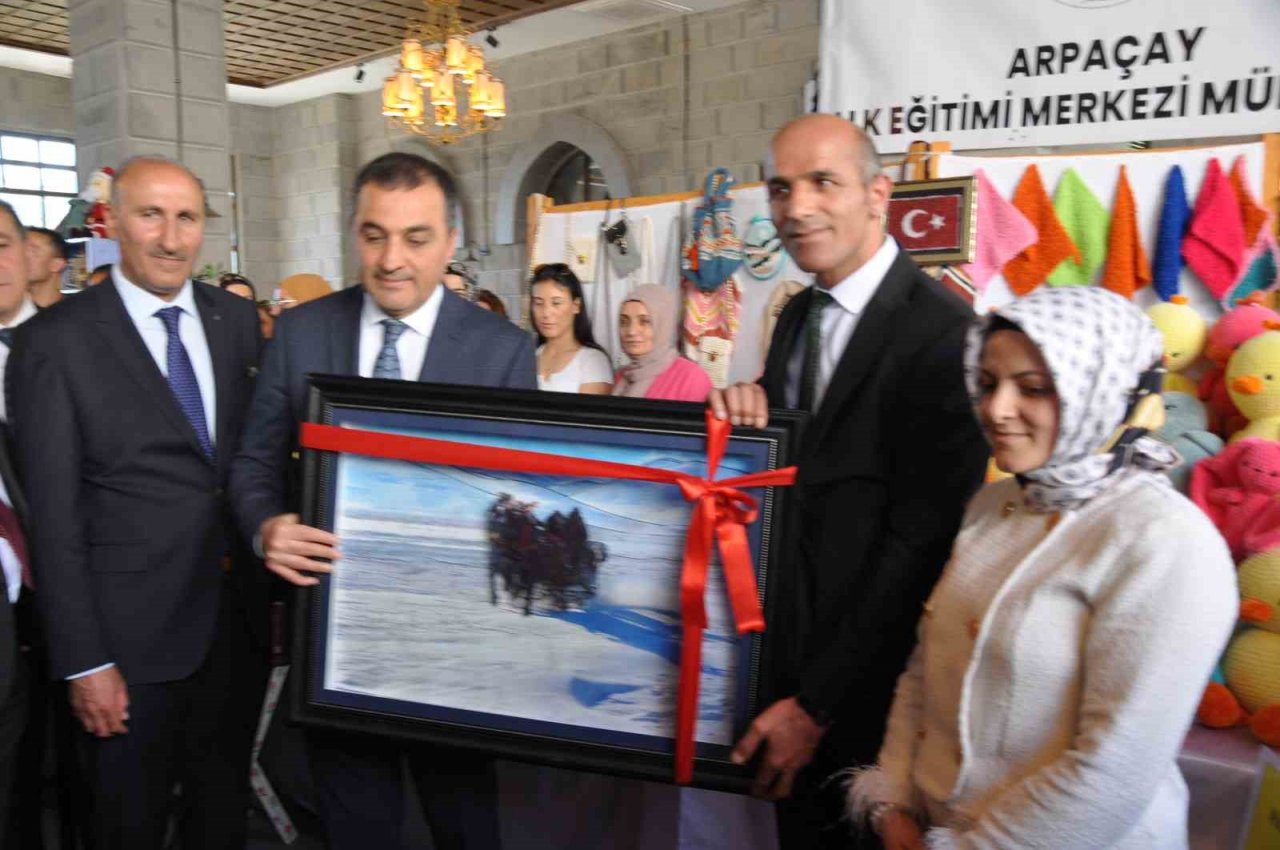 Kars’ta el emeği göz nuru ürünler sergilendi