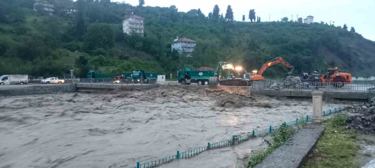 Sel tehlikesi yaşayan ilçede okullar tatil edildi