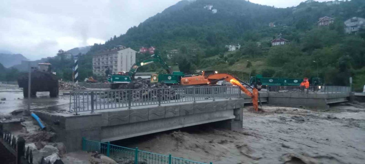 Sel tehlikesi yaşayan ilçede okullar tatil edildi