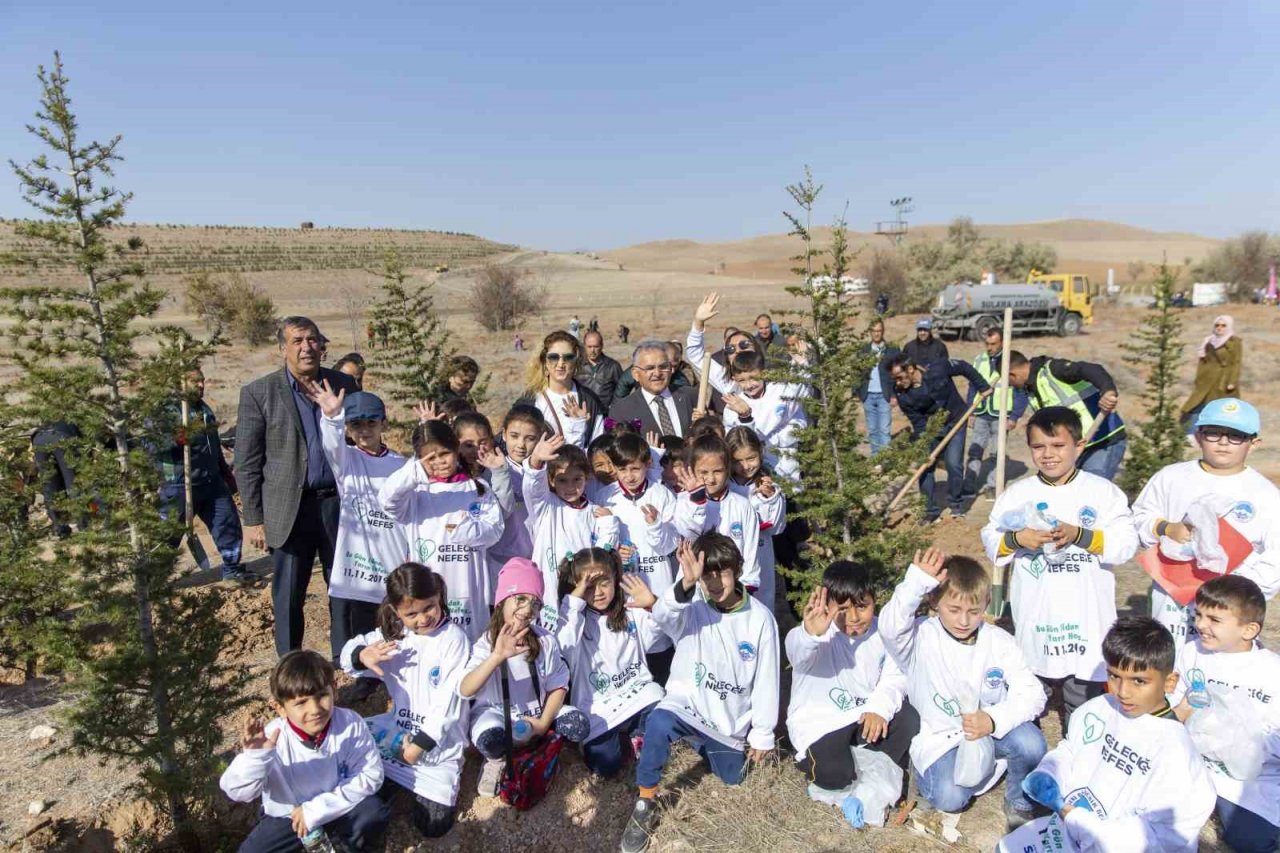Kayseri Büyükşehir’den mesire alanı, yol ve refüjlere 15 bin, ilçelere 225 bin fidan