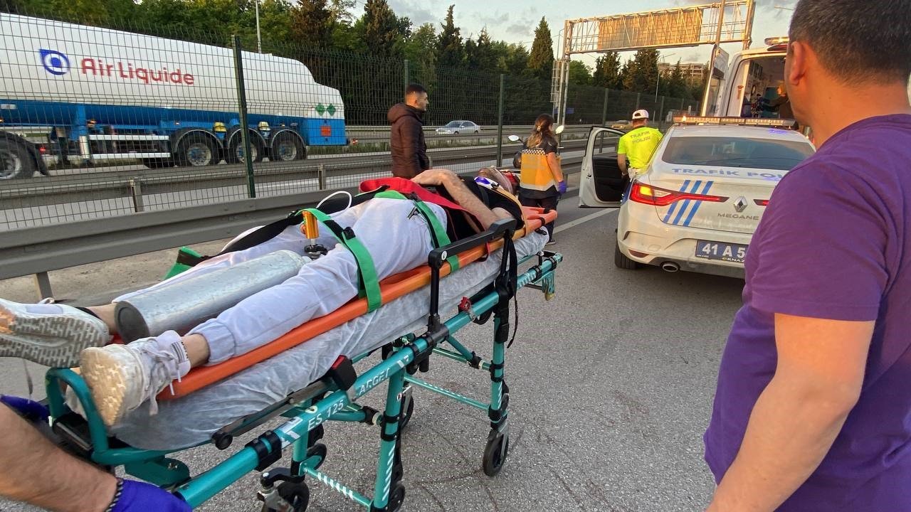 Paramparça olan otomobilden yaralı kurtuldu