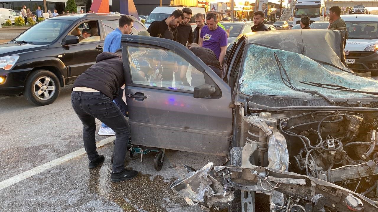 Paramparça olan otomobilden yaralı kurtuldu