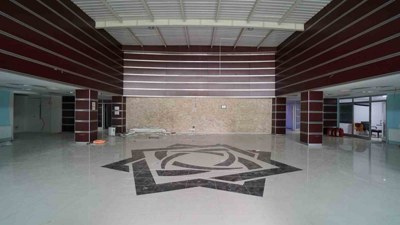 Meram Belediyesi Berlika Parkı içerisindeki spor tesisini baştan sona yeniliyor