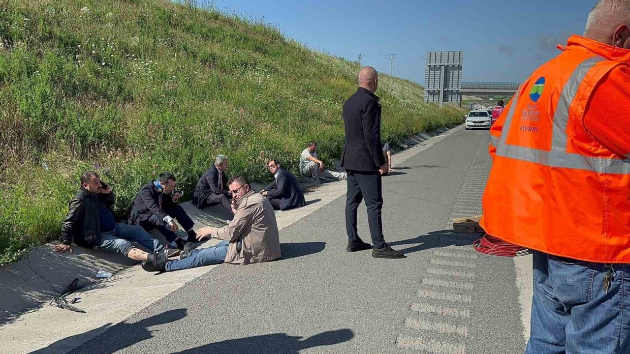 Kuzey Marmara Otoyolu Çatalca istikameti Yassı ören mevkiinde Türk Havayollarına ait işçi servisinin de aralarında bulunduğu zincirleme kaza meydana geldi. Kazada çok sayıda kişi yaralanırken, trafik tek şeritten devam ediyo