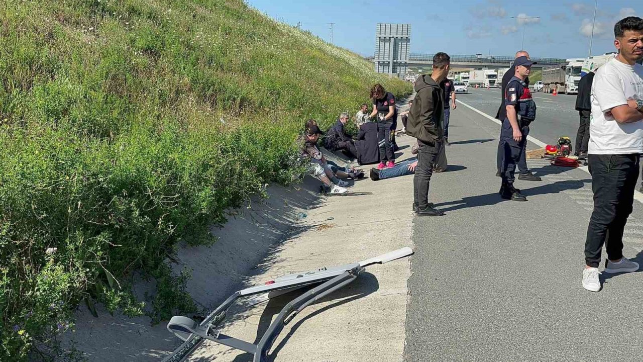 Kuzey Marmara Otoyolu Çatalca istikameti Yassı ören mevkiinde Türk Havayollarına ait işçi servisinin de aralarında bulunduğu zincirleme kaza meydana geldi. Kazada çok sayıda kişi yaralanırken, trafik tek şeritten devam ediyo
