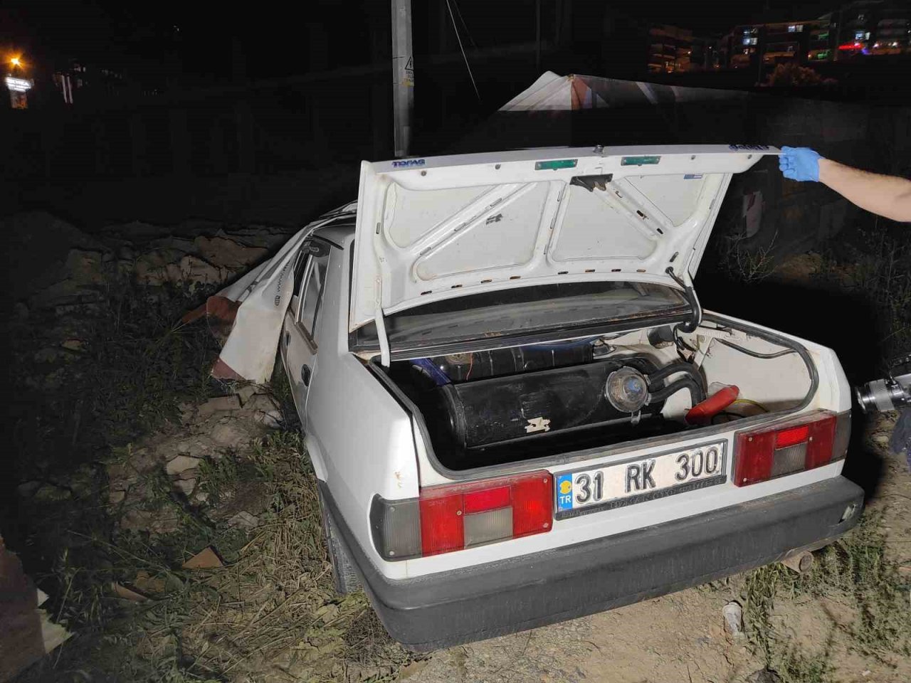 Gaz sızdıran çalıntı otomobil, terk edilmiş halde bulundu