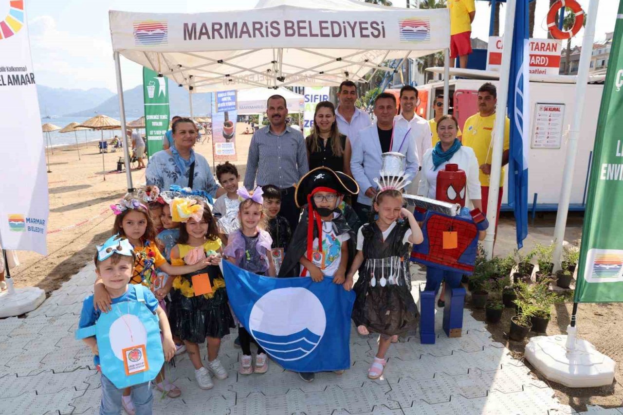 Marmaris’te plajlar temizlendi, mavi bayrak asıldı
