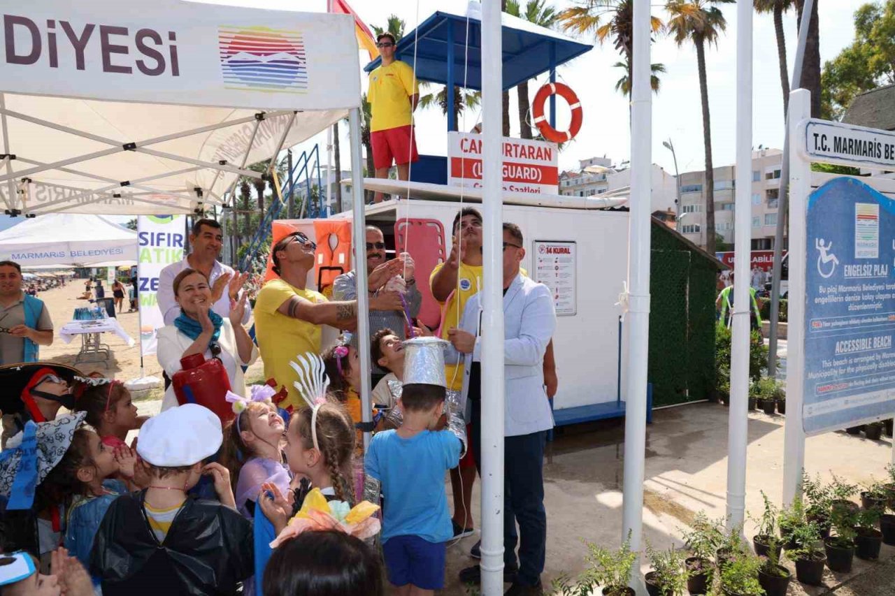 Marmaris’te plajlar temizlendi, mavi bayrak asıldı